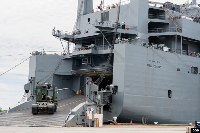 미첼 레드 클라우드 주니어 상병을 기리기 위해 '레드 클라우드 함'으로 명명된 미 해군의 병참화물수송선.