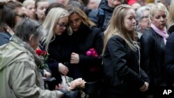 Des Suédois observant une minute de silence à Stockholm en hommage aux victimes d'une attaque par camion, Suède, 10 avril 2017. 
