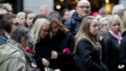 Orang-orang mengheningkan cipta dekat toserba Ahlens di Stockholm, Swedia tanggal 10 April 2017 untuk menghormati empat korban yang tewas dan 15 korban cedera lainnya dalam sebuah serangan truk yang fatal (foto: AP Photo/Markus Schreiber)