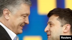 Poroshenko à esquerda e Zelensky
