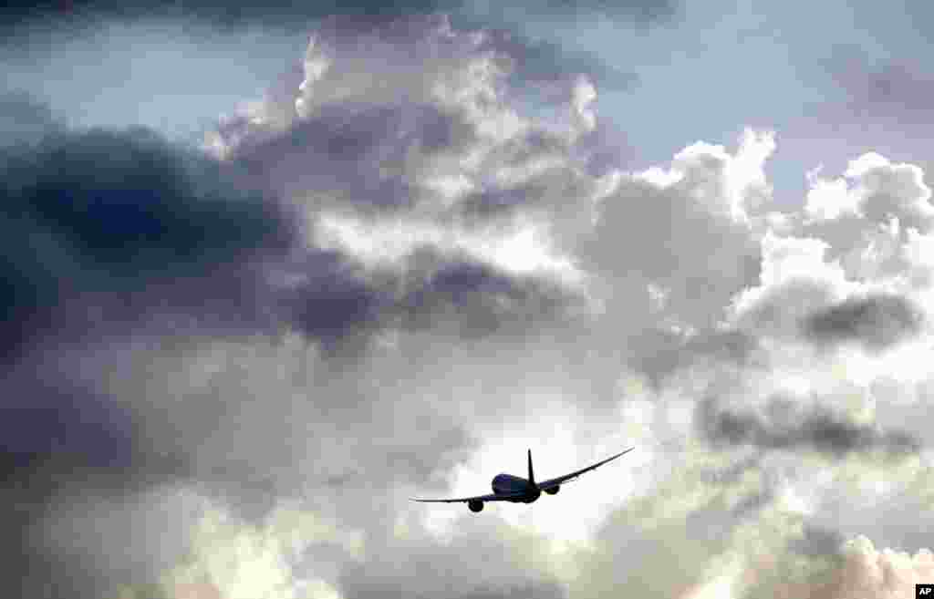 A Boeing 787 Dreamliner takes off from from Bush International Airport in Houston, Texas, April 11, 2012. 