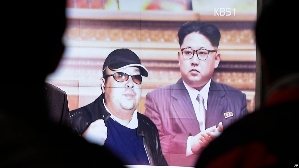Hình lãnh tụ Bắc Triều Tiên Kim Jong Un (phải) và người anh cùng cha khác mẹ Kim Jong Nam, người bị nghi đã thiệt mạng trong một vụ ám sát tại Malaysia.