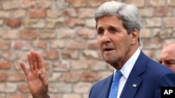 U.S. Secretary of State John Kerry leaves the hotel where closed-door nuclear talks on Iran took place in Vienna, Austria, July 14, 2014. 