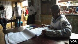 Bureau de vote à Conakry pour les élections présidentielles de 2015 