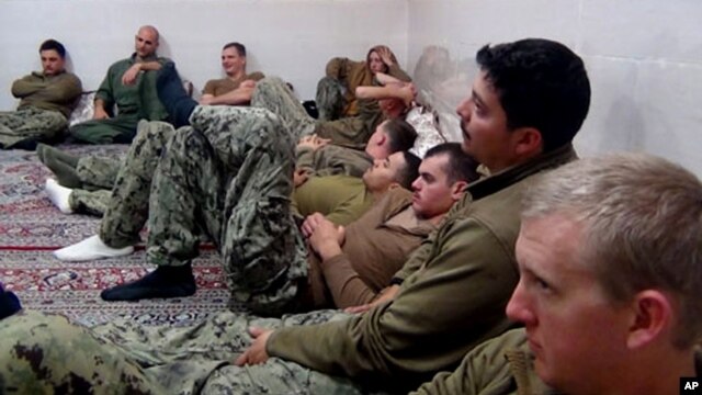 Los 10 marineros estadounidenses detenidos en Irán pasaron casi 15 horas bajo custodia iraní en la isla Farsi.