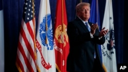 Presiden Donald Trump setelah memberikan sambutan dalam acara makan malam “Salute to Service” di White Sulphur Springs, Virginia Barat, 3 Juli 2018.