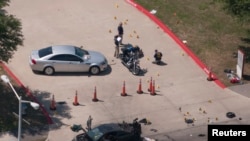 Gambar dari udara memperlihatkan kendaraan yang digunakan oleh kedua pelaku penembakan, diselidiki oleh polisi Garland, Texas (4/5).