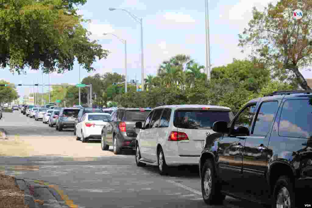 La calle Coral Way permaneció atestada en horas de la mañana, desde las avenidas 102 y 112 paor largas filas con el fin de tener acceso a los alimentos que distribuyó la organización Feeding South Florida en la Feria de la Juventud en Miami-Dade. [Foto: Luis F. Rojas/Voa Noticias].