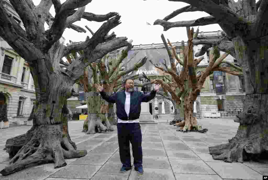 Seniman China Ai Weiwei berpose untuk para fotografer dengan salah satu karyanya di Royal Academy of Arts di London.