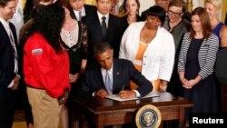 El presidente Barack Obama firmó una orden que alivia el pago de deudas por préstamos estudiantiles.