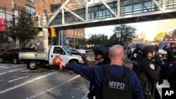 纽约警察局提供的照片显示，警察对纽约市曼哈顿下城的枪击案做出反应（2017年10月31日）