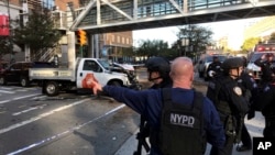 纽约警察局提供的照片显示，警察对关于纽约市曼哈顿下城的枪击案的报告做出反应（2017年10月31日）