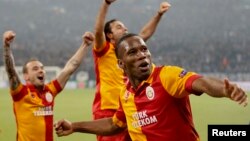 Didier Drogba dan dua rekannya dari klub Galatasaray merayakan kemenangan dalam pertandingan di Liga Champions Maret lalu (foto: dok). 