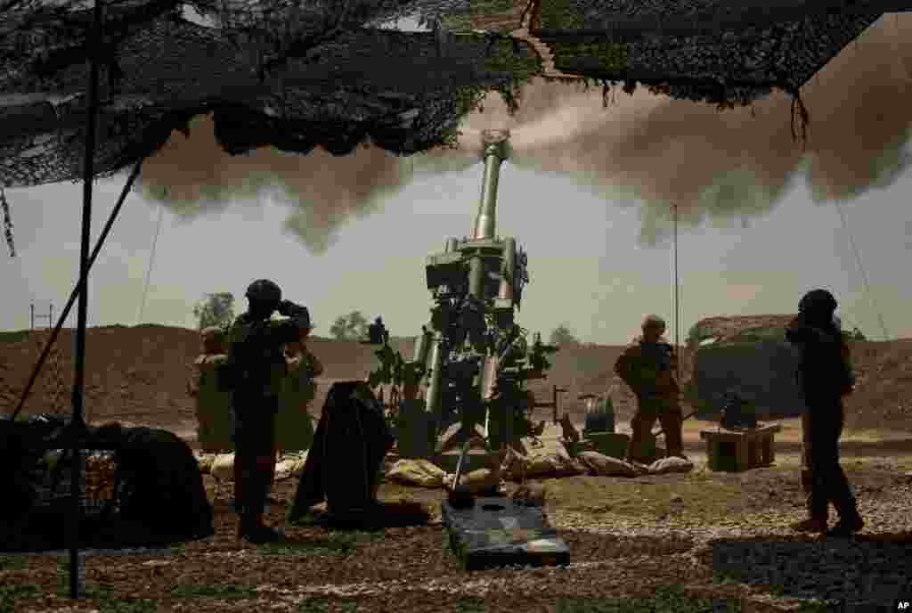 U.S. soldiers from the 82nd Airborne Division fire artillery in support of Iraqi forces fighting Islamic State militants from their base east of Mosul.