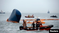 Kapal-kapal penyelamat bergerak di sekitar kapal penumpang Korea Selatan "Sewol" yang tenggelam di Jindo (17/4). (Reuters/Kim Kyung-Hoon)