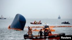 Kapal-kapal penyelamat Korea Selatan melakukan pencarian para penumpang kapal ferry "Sewol" yang tenggelam di laut Jindo, Kamis (17/4).