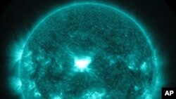 L'une des deux éruptions solaires observées par la Nasa le 10 septembre (AP)