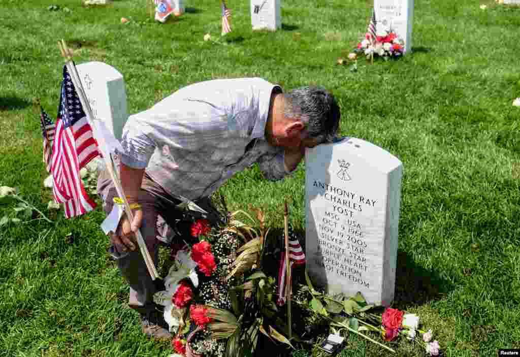 خانواده های امریکایی، به ویژه آنانیکه عزیزان شان را در صفوف قوای مسلح امریکا از دست داده اند، در روز یادبود از سربازان به خاطر ادای احترام به سربازان کشته شدۀ کشور خود، از مقبره های آنان دیدن می&zwnj;کنند.​