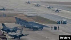 미·한 대규모 공중연합훈련 '비질런트 에이스'에 참가한 미 공군 제36전투비행대 소속 F-16 전투기들이 3일 주한미군 오산기지에서 출격 대기하고 있다.