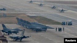 지난해 12월 미한 대규모 공중연합훈련 '비질런트 에이스'에 참가한 미 공군 38전투비행대 소속 F-16 전투기들이 주한미군 오산기지에서 출격 대기하고 있다.