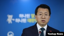 백태현 한국 통일부 대변인이 8일 서울 세종로 정부서울청사에서 열린 정례브리핑에서 기자들의 질문에 답하고 있다.