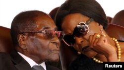 Le président Robert Mugabe et sa femme Grace à Harare, Zimbabwe, le 28 août 2017.