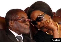 Le président Robert Mugabe et sa femme Grace à Harare, Zimbabwe, le 28 août 2017.
