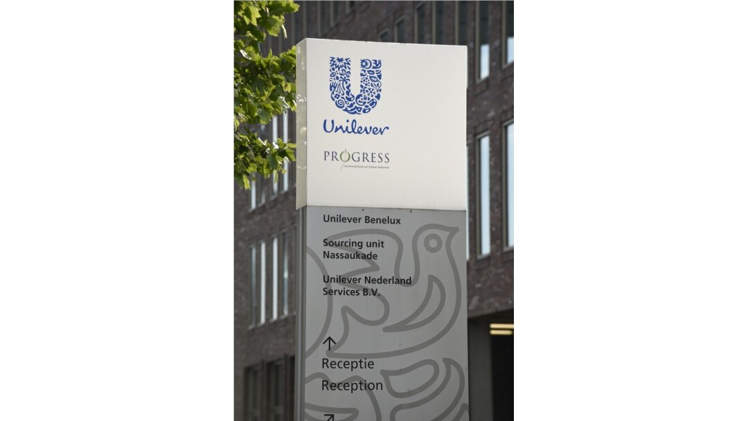 Logo Unilever di kantor pusat perusahaan tersebut di Rotterdam, 5 Juni 2015. (FOto: dok).