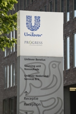 Logo Unilever di kantor pusat perusahaan tersebut di Rotterdam, 5 Juni 2015. (FOto: dok).