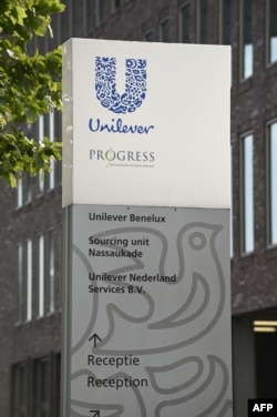 Logo Unilever di kantor pusat perusahaan tersebut di Rotterdam, 5 Juni 2015. (FOto: dok).