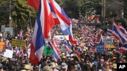 Demonstran anti-pemerintah Thailand melanjutkan aksi unjuk rasa di jalanan kota Bangkok (18/1). 