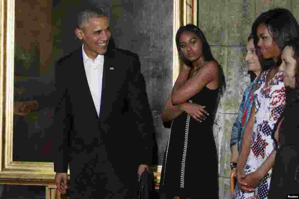 Presiden AS Barack Obama, putrinya Sasha dan ibu negara Michelle Obama mengunjungi Museum Kota Havana (20/3).