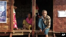 棲身在臨時避難營地裡的克欽族人，他們因緬甸軍方和克欽族反政府武裝之間的戰鬥而逃離家園。