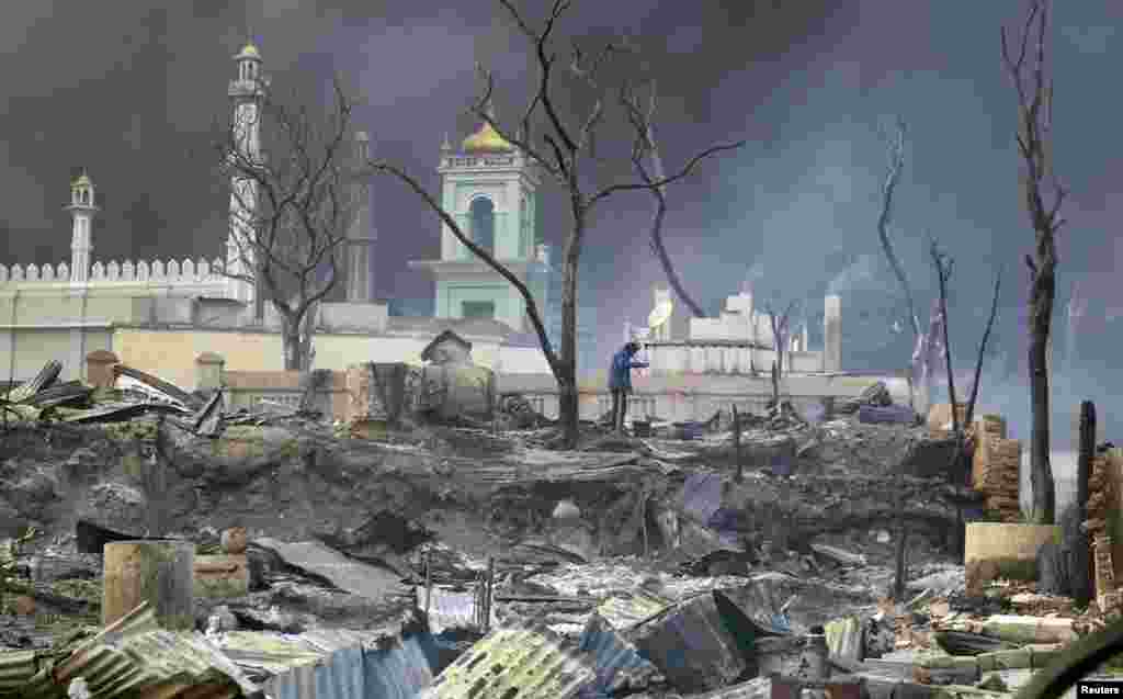 Một đền thờ Hồi giáo tại Meikhtila, Miến Điện bị đốt cháy. Giới hữu trách hôm thứ Năm ra lệnh giới nghiêm qua đêm thứ nhì trong thị trấn sau khi xảy ra các cuộc đụng độ làm 10 người thiệt mạng, trong đó có một nhà sư Phật giáo.