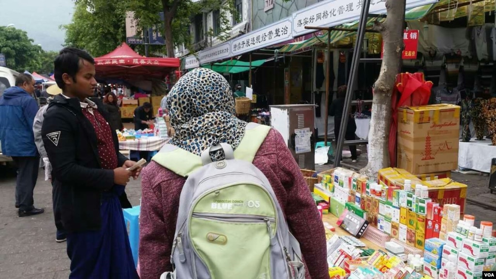 云南大理三月街集市上,缅甸罗兴亚人(左)正在出摊。(美国之音朱诺拍摄,2017年4月29日)