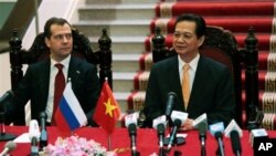 Thủ tướng Nga Dmitri Medvedev và Thủ tướng Nguyễn Tấn Dũng trong cuộc họp báo chung tại Văn phòng Chính phủ ở Hà Nội, ngày 7/11/2012.