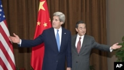 Menlu AS John Kerry (kiri) dan Menlu China Wang Yi di kantor Kemenlu China di Beijing (13/4). Deplu dan Depkeu AS akan menggelar pertemuan ke-5 Dialog Strategis dan Ekonomi AS-China di Washington, 8-12 Juli mendatang.