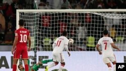 صحنه ای که احمد خلیل گل مساوی امارات را به ثمر رساند. 