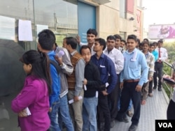 Customers line up outside a New Delhi bank to exchange outdated currency or make withdrawals. (A. Pasricha/VOA)