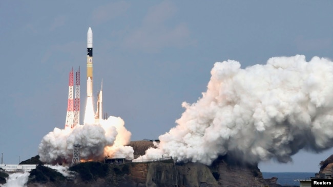 资料照：运载“隼鸟2号”的H-IIA火箭从日本种子岛太空中心发射升空。(2014年12月3日)