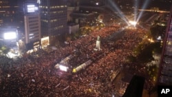 Hàng chục ngàn người tụ tập trong một cuộc biểu tình rầm rộ ở trung tâm Seoul, Hàn Quốc, ngày 5 tháng 11, 2016.