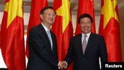 중국의 양제츠 외교담당 국무위원(왼쪽)이 27일 베트남 하노이에서 팜빈민 베트남 외무장관 겸 부총리와 만났다.