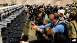 Novinari i fotografi snimaju mašine za sortiranje glasova u centru za obradu glasova poštom u Filadelfiji, 26. oktobra 2020.