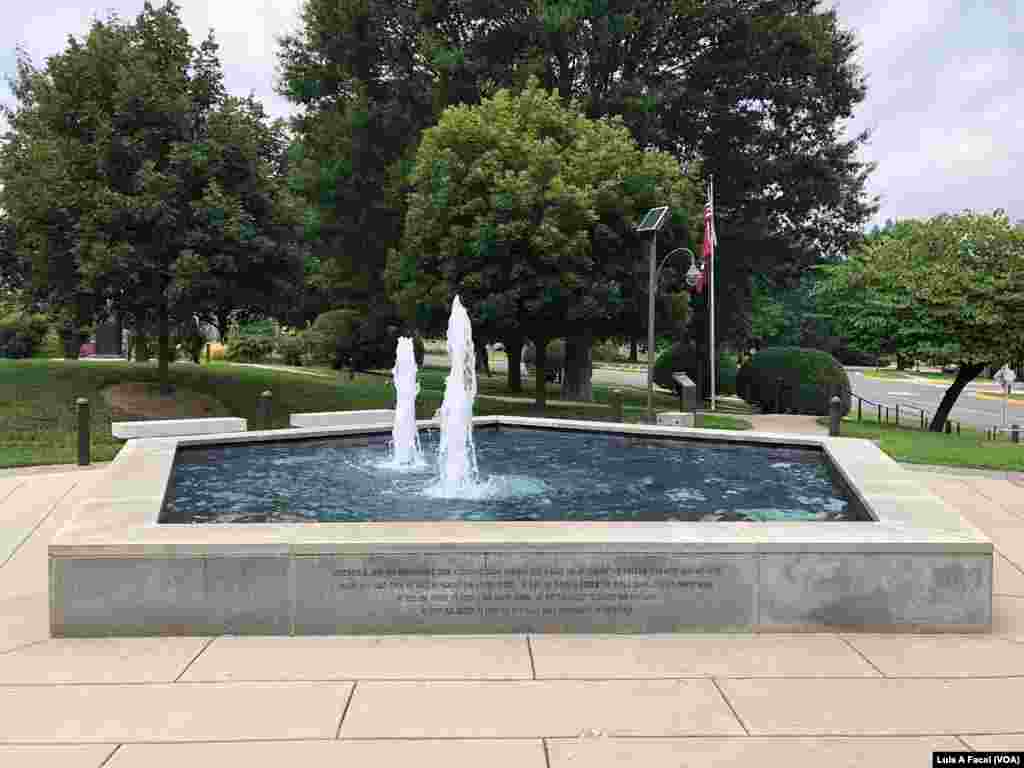 El Liberty Memorial en el Condado de Prince William, Virginia, dedicado a las 184 víctimas del ataque al Pentágono el 11 de septiembre de 2001 está ubicado frente a los edificios del gobierno del condado. Foto: Luis Alberto Facal (VOA)