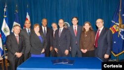 El secretario de Trabajo firmó la renovación del acuerdo con los embajadores de México, República Dominicana, El Salvador, Nicaragua y Costa Rica. [Foto: Cortesía, Departamento de Trabajo].
