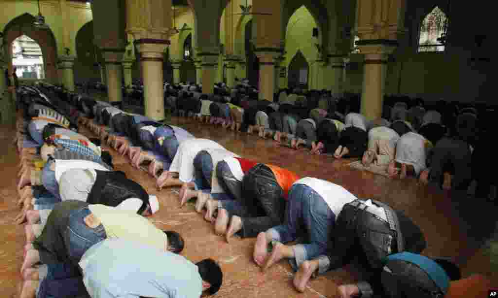 Filipino Muslims pray inside a mosque during the start of Ramadan in Quiapo, metro Manila August 1, 2011. Muslims around the world abstain from eating, drinking and conducting sexual relations from sunrise to sunset during Ramadan, the holiest month in th