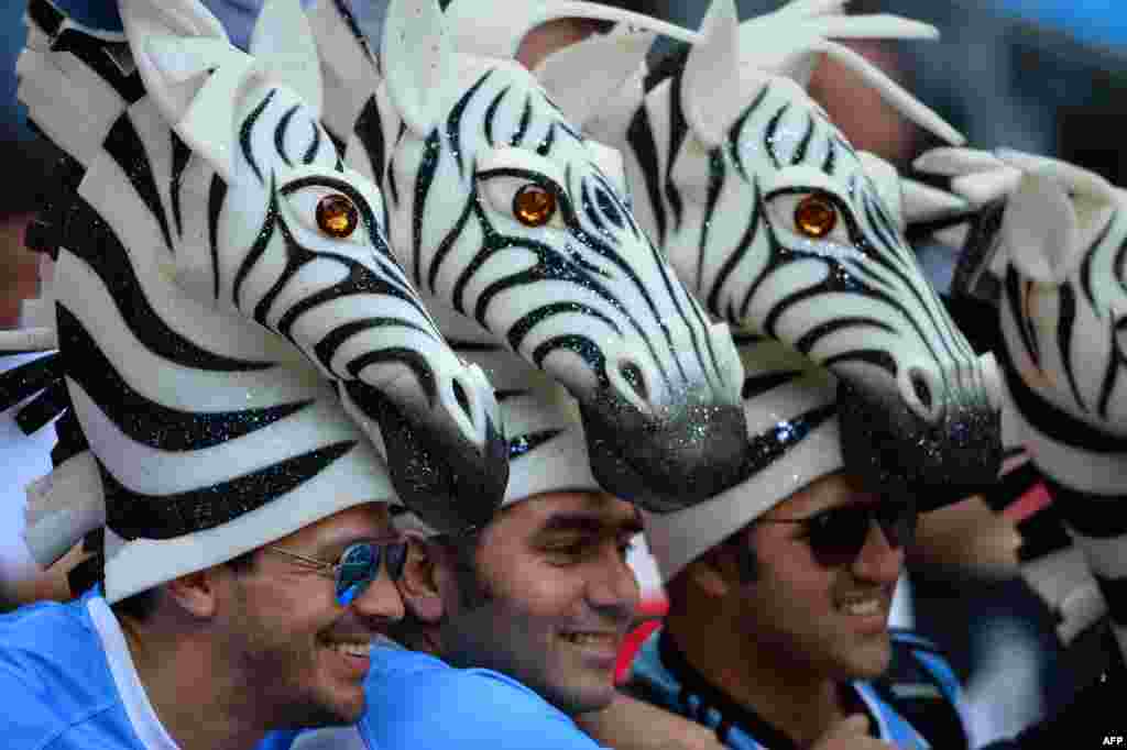 런던 북부 웸블리 경기장에서 열린 뉴질랜드와 아르헨티나 경기에서 아르헨티나 응원단이 얼룩말 모양의 모자를 쓰고 응원하고 있다.