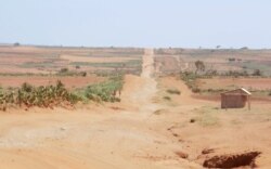 Jalan menuju Betsimieda, wilayah Androy, Madagaskar selatan, 29 September 2021. (Foto: REUTERS/Joel Kouam)