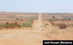 Jalan menuju Betsimieda, wilayah Androy, Madagaskar selatan, 29 September 2021. (Foto: REUTERS/Joel Kouam)