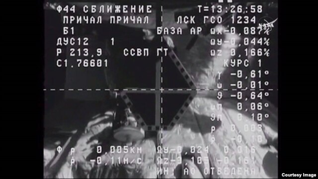 Video de una cámara en la nave Progress 62 muestra el objetivo del acomplamiento en la Estación Espacial Internacional. 
Imagen cortesía NASA.
